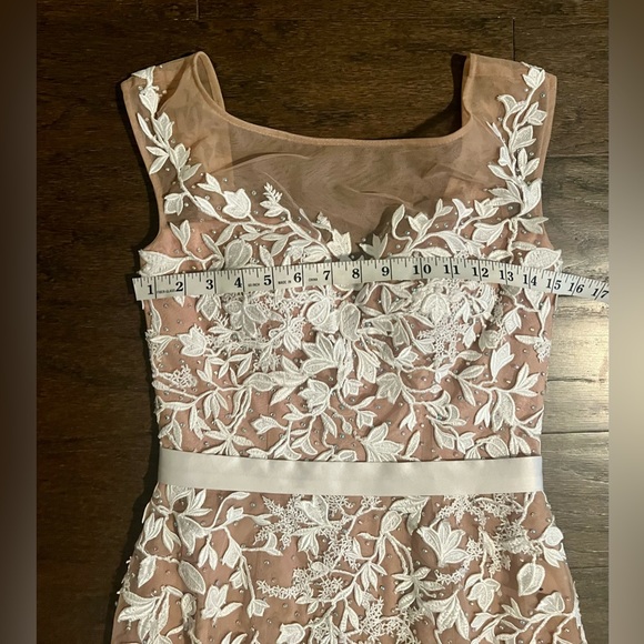 Elegant Floral Lace Evening Gown - Picture 7 of 7